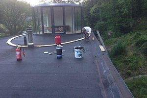 Réalisation de travaux d'étanchéité d'un toit plat à l'aide d'une membrane bitumineuse en région de Liège